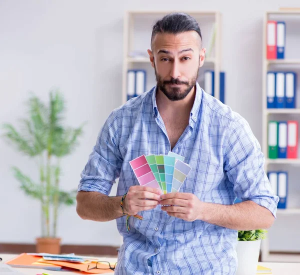 Jovem designer trabalhando em seu estúdio em um novo projeto — Fotografia de Stock