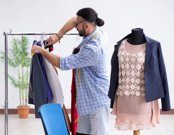 Sastre masculino trabajando en el taller sobre nuevos diseños —  Fotos de Stock