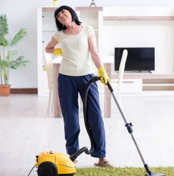 Vieille femme âgée fatiguée après l'aspirateur maison — Photo