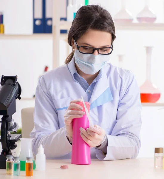 Laborchemiker überprüft Schönheits- und Make-up-Produkte — Stockfoto