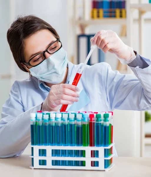 Química femenina trabajando en laboratorio hospitalario — Foto de Stock