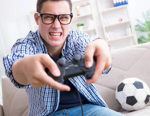 Hombre joven jugando juegos de ordenador en casa —  Fotos de Stock