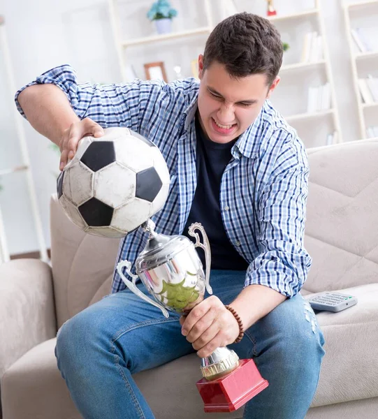Юноша смотрит футбол дома — стоковое фото