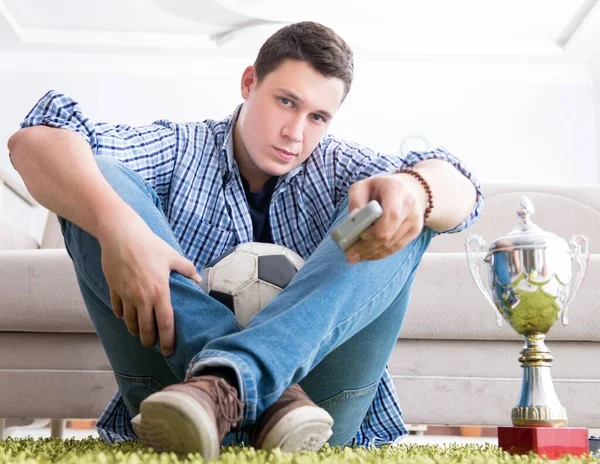 Joven estudiante viendo fútbol en casa — Foto de Stock