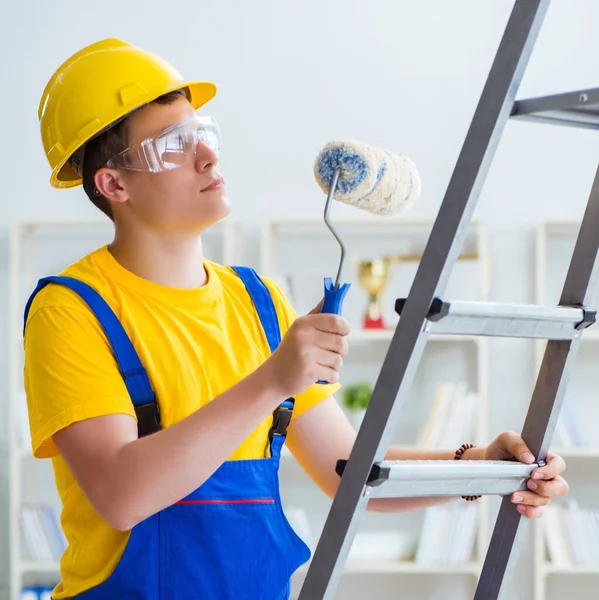 Pintor trabajando en casa en proyecto de reforma —  Fotos de Stock