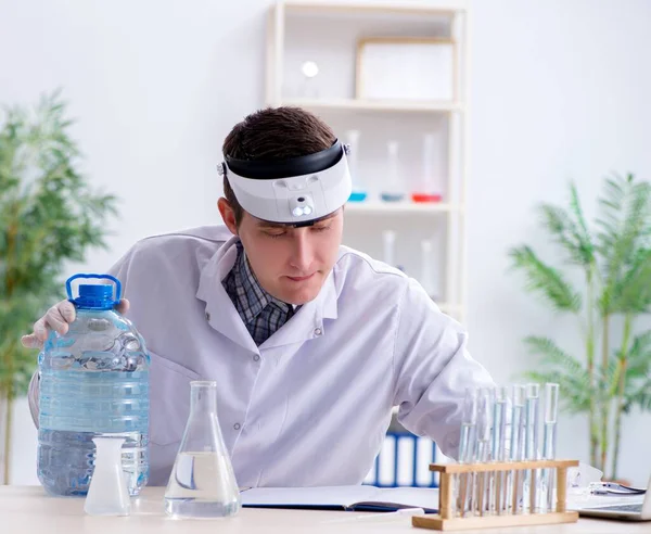Fiatal kémikus diák kísérletezik a laborban — Stock Fotó