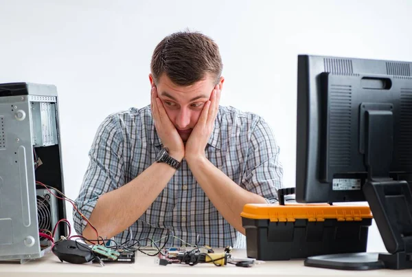 Genç teknisyen atölyede bilgisayar tamir ediyor. — Stok fotoğraf