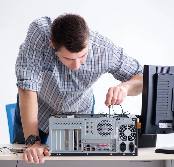 Jonge technicus repareert computer in werkplaats — Stockfoto