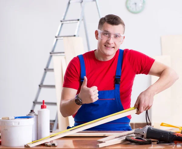 Lohnunternehmer arbeitet in der Werkstatt — Stockfoto