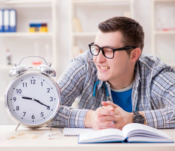 Medische student mist deadlines om opdracht te voltooien — Stockfoto