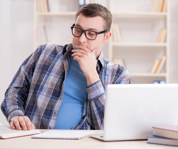 Estudiante joven estudiando a través de Internet en concepto de telelearning — Foto de Stock