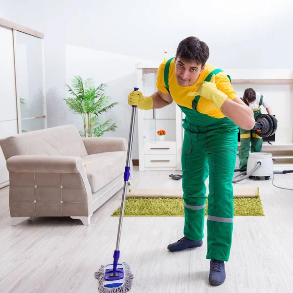 Reinigung professioneller Auftragnehmer im Haus — Stockfoto