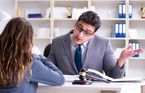 Abogado discutiendo caso legal con cliente — Foto de Stock