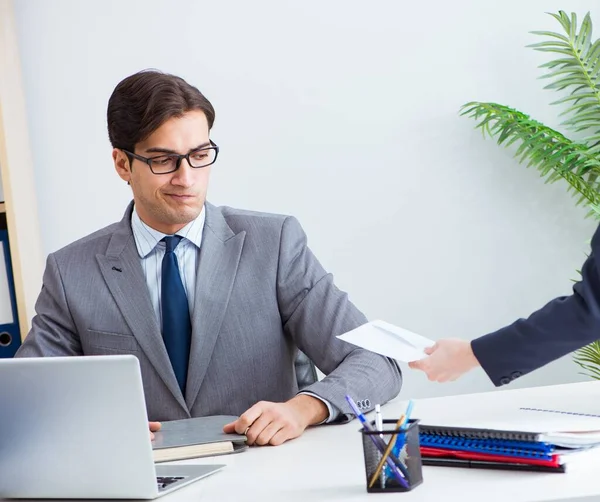 Empresario en concepto de negocio poco ético con soborno — Foto de Stock