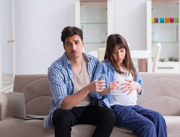 Donna incinta con marito a casa — Foto Stock