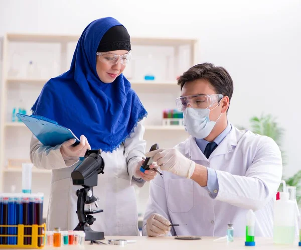 Zwei Chemiker im Labor — Stockfoto