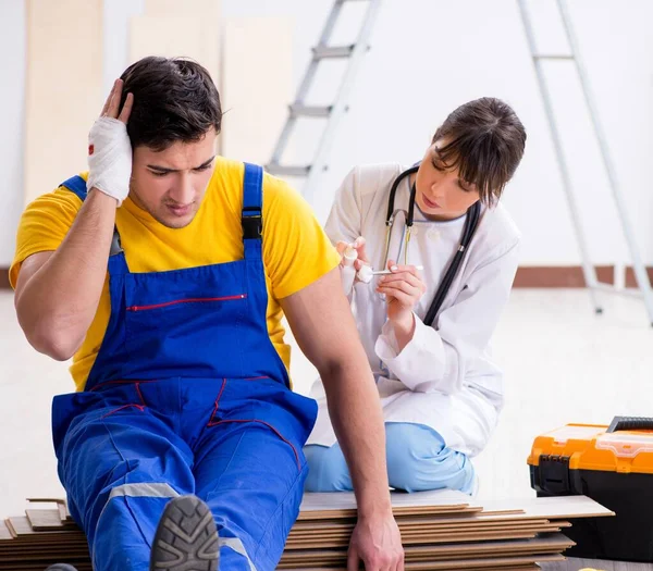 Travailleur blessé assisté par un médecin — Photo