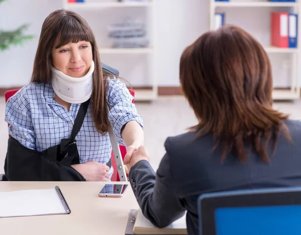 Verletzter Mitarbeiter sucht Anwalt auf, um sich über Versicherung beraten zu lassen — Stockfoto