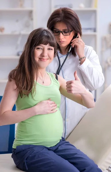Terhes nő rendszeres kivizsgálás céljából orvoshoz megy — Stock Fotó