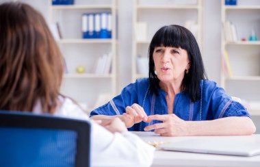 Kıdemli hasta düzenli kontrol için doktoru ziyaret ediyor.