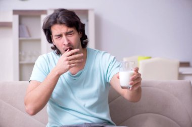 Genç adam alerjiden muzdarip.