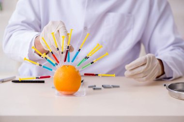 Erkek beslenme uzmanı gıda ürünlerini laboratuarda test ediyor.