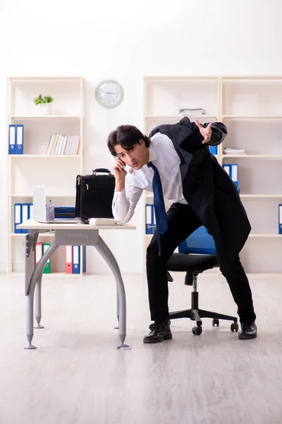 办公室的年轻男性雇员在时间管理概念方面 — 图库照片