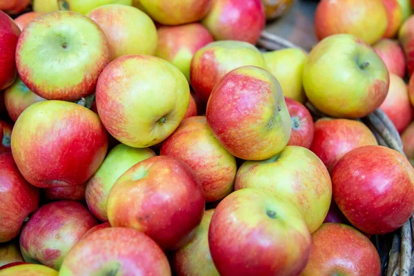 Äpfel am Marktstand — Stockfoto