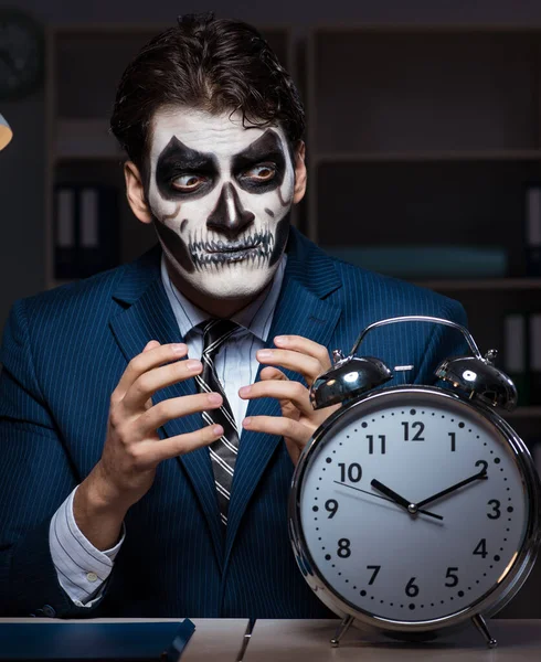 Korkunç maskeli bir iş adamı ofiste geç saatlere kadar çalışıyor. — Stok fotoğraf