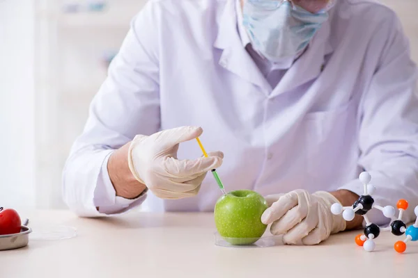 Expert op het gebied van mannelijke voeding die levensmiddelen in het lab test — Stockfoto