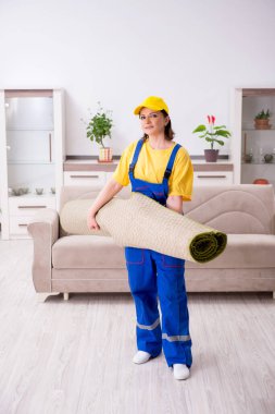 Ev işi yapan yaşlı kadın müteahhit.