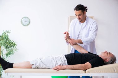 Yaşlı adam genç doktoru ziyaret ediyor.