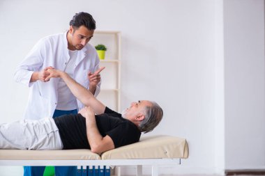 Yaşlı adam genç doktoru ziyaret ediyor.