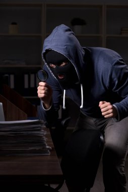 Ofiste gece balaclava erkek hırsız