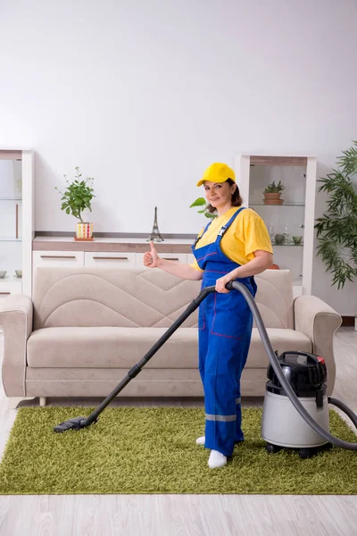 Vecchio appaltatore donna che fa lavori domestici — Foto Stock