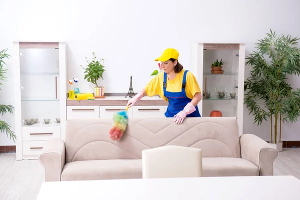 Old female contractor doing housework — Stock Photo, Image