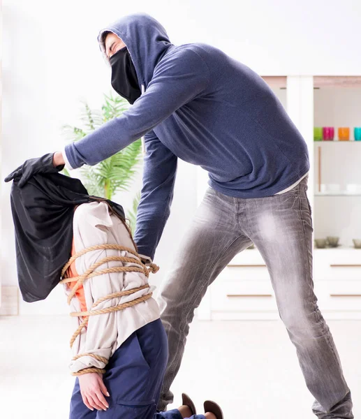Hombre armado agrediendo a una joven en casa —  Fotos de Stock