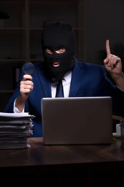 Männlicher Mitarbeiter stiehlt nachts im Büro Informationen — Stockfoto