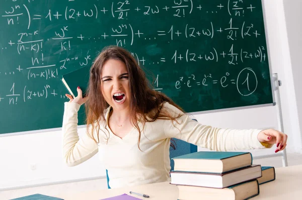 Junge Mathelehrerin vor der Tafel — Stockfoto