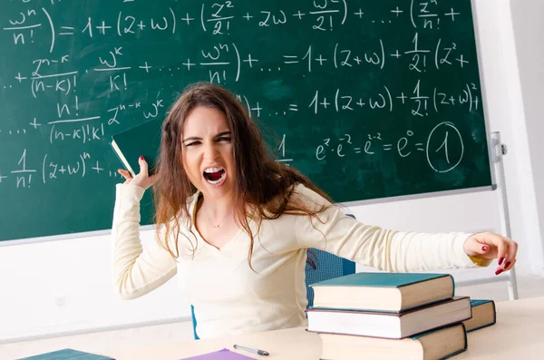 Jovem professora de matemática feminina na frente do quadro — Fotografia de Stock