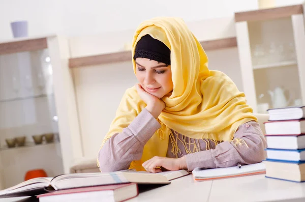 Studentin im Hidschab bereitet sich auf Prüfungen vor — Stockfoto