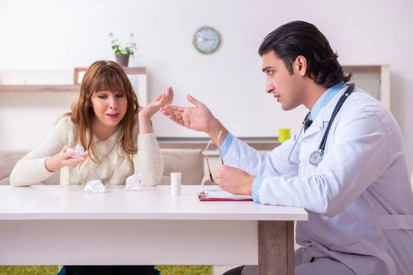 Jonge vrouwelijke patiënt in gesprek met mannelijke psycholoog persoonlijk — Stockfoto