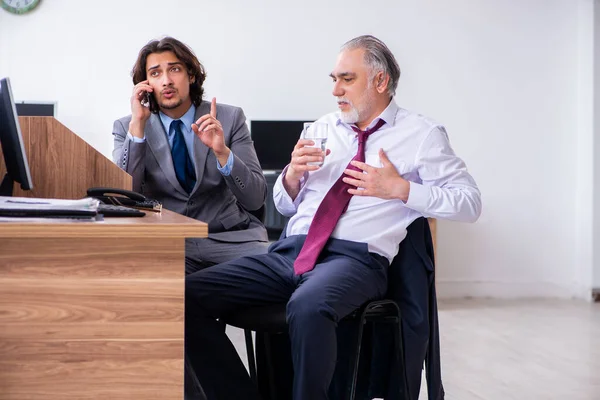 Empregado masculino que sofre de ataque cardíaco no escritório — Fotografia de Stock