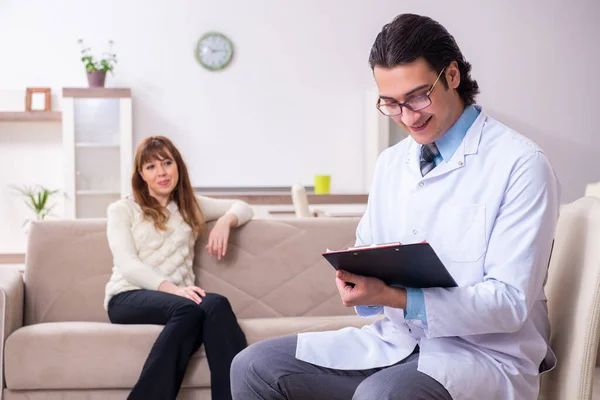 Ung kvinnlig patient diskuterar med manlig psykolog personlig — Stockfoto