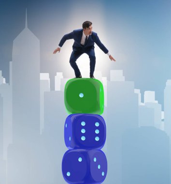 İş adamı belirsizlik içinde zar yığınının üzerinde dengede duruyor