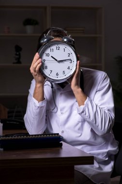 Gece hastanede genç erkek doktor
