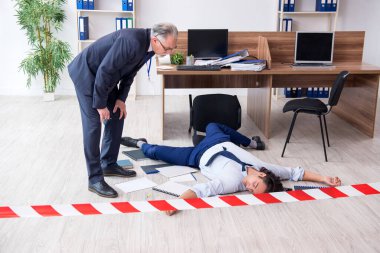 Adli tıp dedektifi ve ofisteki ölü çalışan.