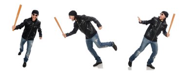 Beyazda beyzbol sopası olan agresif bir adam.