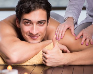 Kaplıca sırasında genç yakışıklı bir adam.