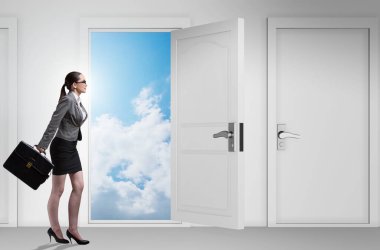 İş kadını birçok iş fırsatıyla karşı karşıya